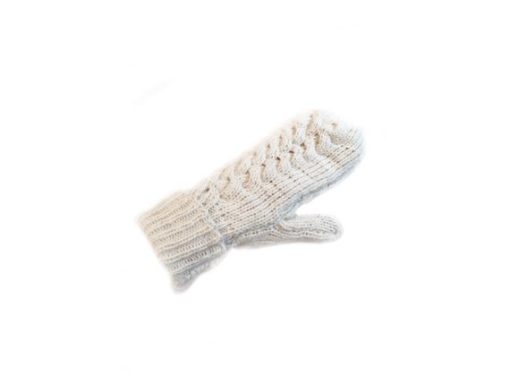Chunky cable knit mitten